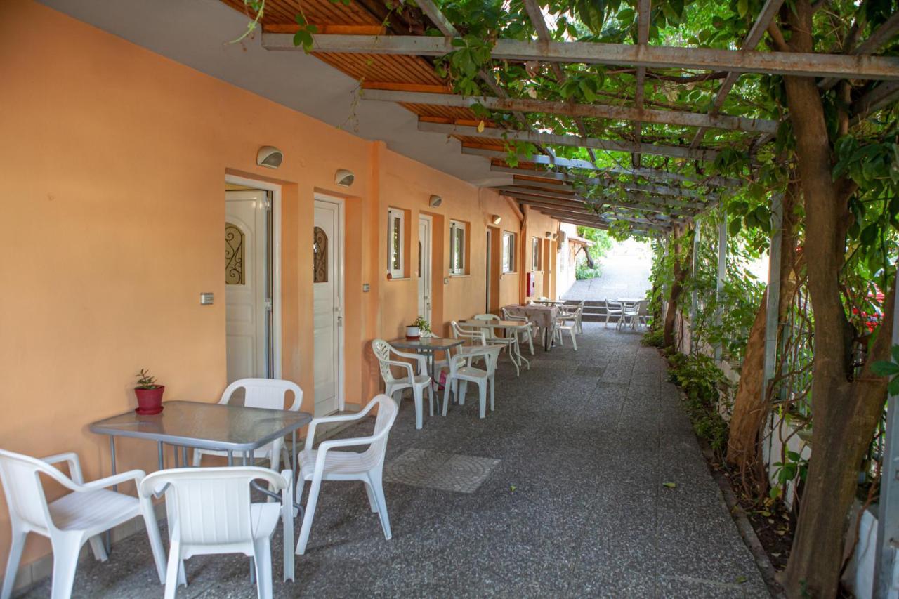 Hotel Loula Rooms And Apartments Kaména Voúrla Eksteriør bilde